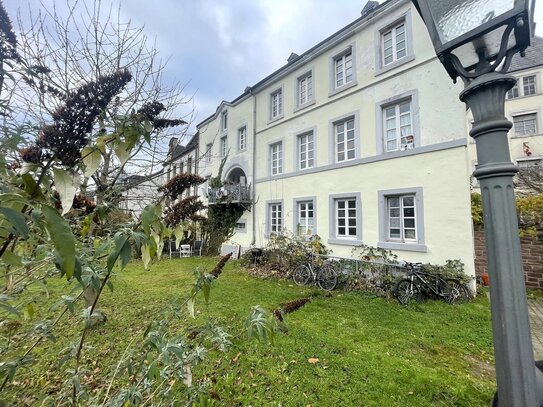 Mehrfamilien-Wohnhaus (4 - 5 Whg.) mit Blick auf die Saar und die Burg -gute Wohnlage-