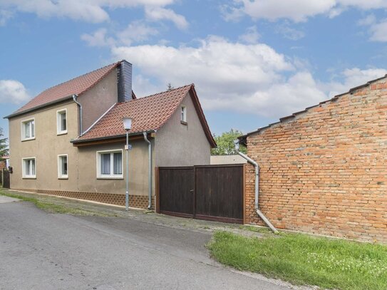 Richtig zuhause: Einfamilienhaus mit Ausbaupotenzial plus Wohngebäude mit Garten in idyllischer Lage