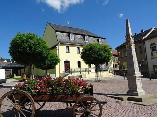 Großzügiges, vermietetes Wohn- und Geschäftshaus in zentraler Lage von Auma zu verkaufen