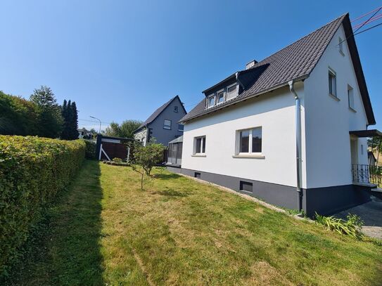 Einfamilienhaus in ruhiger Lage, mit großem Gartenholzhaus. Zwischen Hachenburg und Altenkirchen.