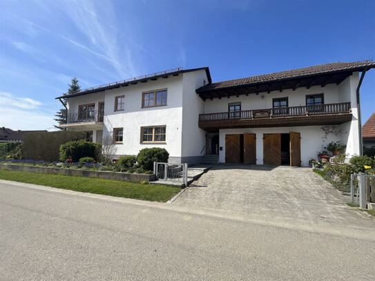 Zweifamilienhaus im Landhausstil auf großem Grundstück mit Altbestand in ruhiger Lage