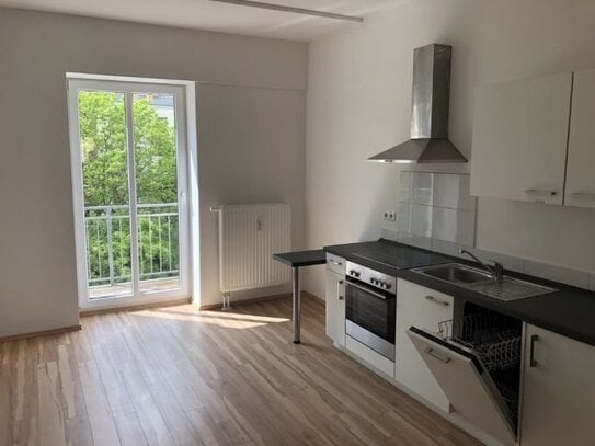 Zweizimmerwohnung+ Einbauküchen+ Balkon+ Bad mit Fenster+Stellplatz