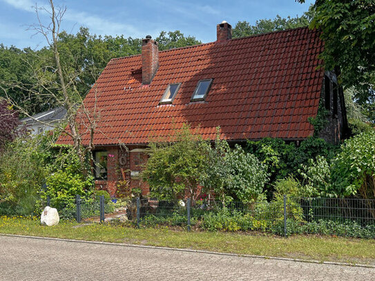 Kirchhatten - charmantes, kleines Haus mit traumhaften Garten, Nebengebäude, Garage + Carport!