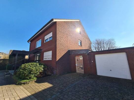 Ahlener Süden, in der Nähe der Innenstadt, ein 3- 4 Familienhaus mit Vollkeller und Garage in sehr ruhiger Lage.