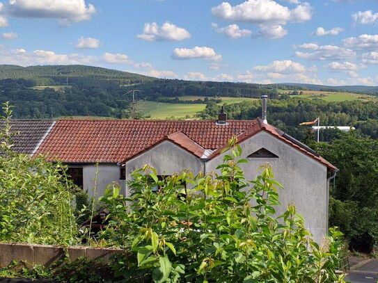 2,5 Zimmer Untergeschosswohnung mit Terrasse und Gartenstreifen