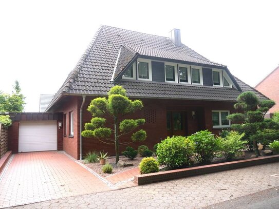 Kein Erbpachtgrundstück! Top gepflegter Bungalow mit Keller, Garage und Photovoltaik-Anlage!