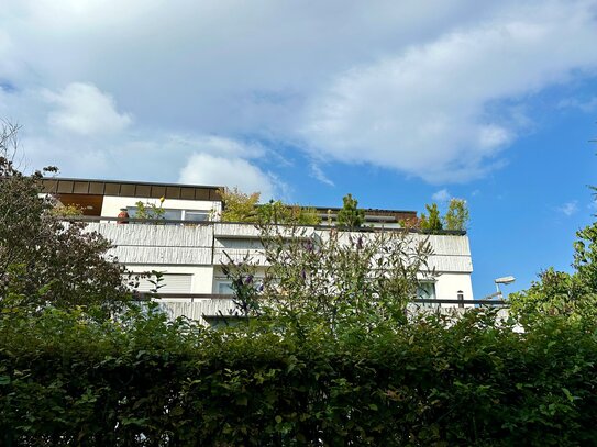 Großzügige 3,5-Zimmerwohnung mit gr. Südbalkon-/terrasse und ca. 24 m² Hobbyraum in bevorzugter Lage