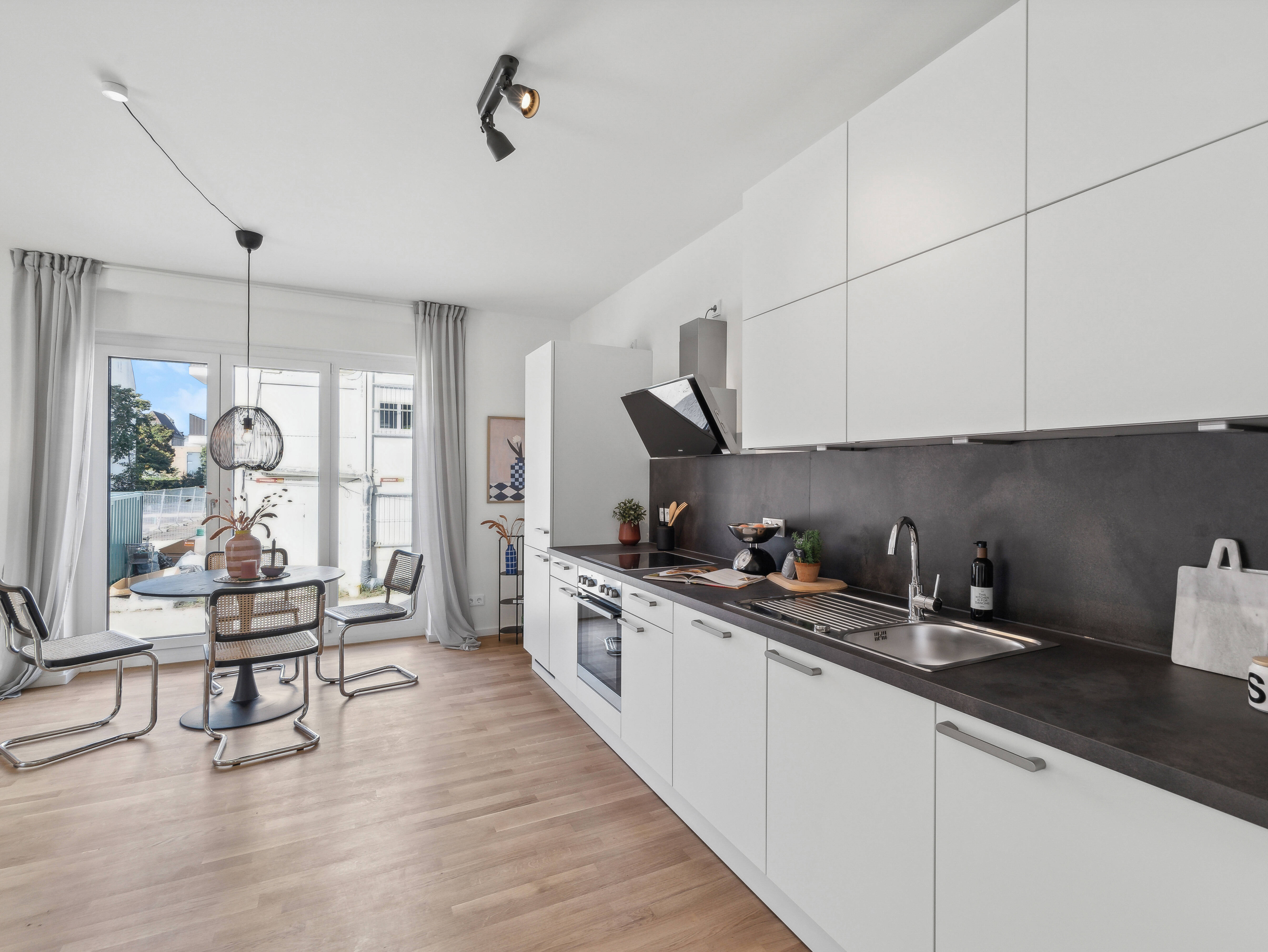 Stilvolles Stadtleben: Neubau 3-Zimmer-Wohnung mit Balkon und exklusiver Einbauküche - Photo 1
