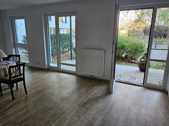 Helle 2 Zimmer EG Wohnung mit Loggia und kleinem Garten sucht freundliche Mieter