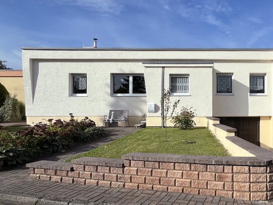 Einfamilienhaus mit Pool und Wintergarten in der Gottfried-Keller-Siedlung in Halle