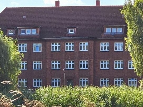 Malerischer Blick auf Teich und Altstadt