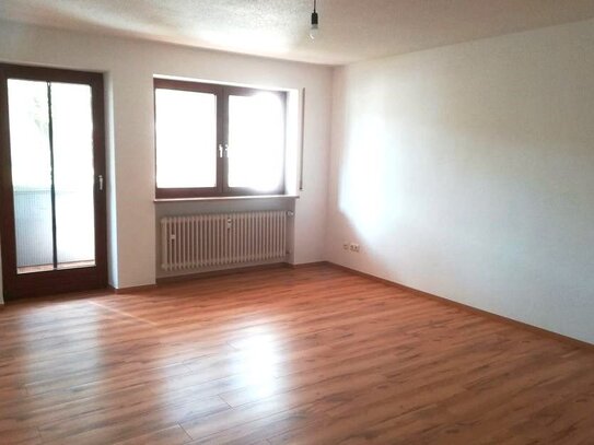 Schöne 3 Zimmer-Wohnung mit Einbauküche und Stellplatz, zentral in Trostberg