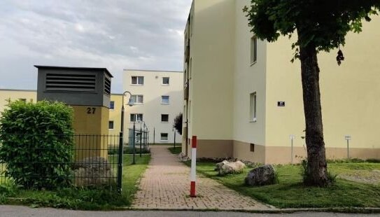 2,5-Zimmer-Wohnung in Seenähe mit 2 Balkonen und TG zu vermieten