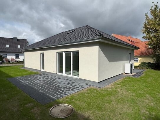 Bungalow-Neubau, Erstbezug schlüsselfertig in Baulücke in Neuenkirchen bei Soltau, in wenigen Wochen bezugsfertig.