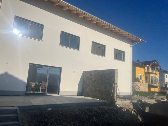 Haus (Doppelhaushälfte) Neubau mit Garten und Carport