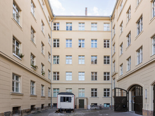 Fantastische Lage! Historische Altbau-Wohnung inkl. Einbauküche, Gäste-WC, Kamin in Berlin-Mitte