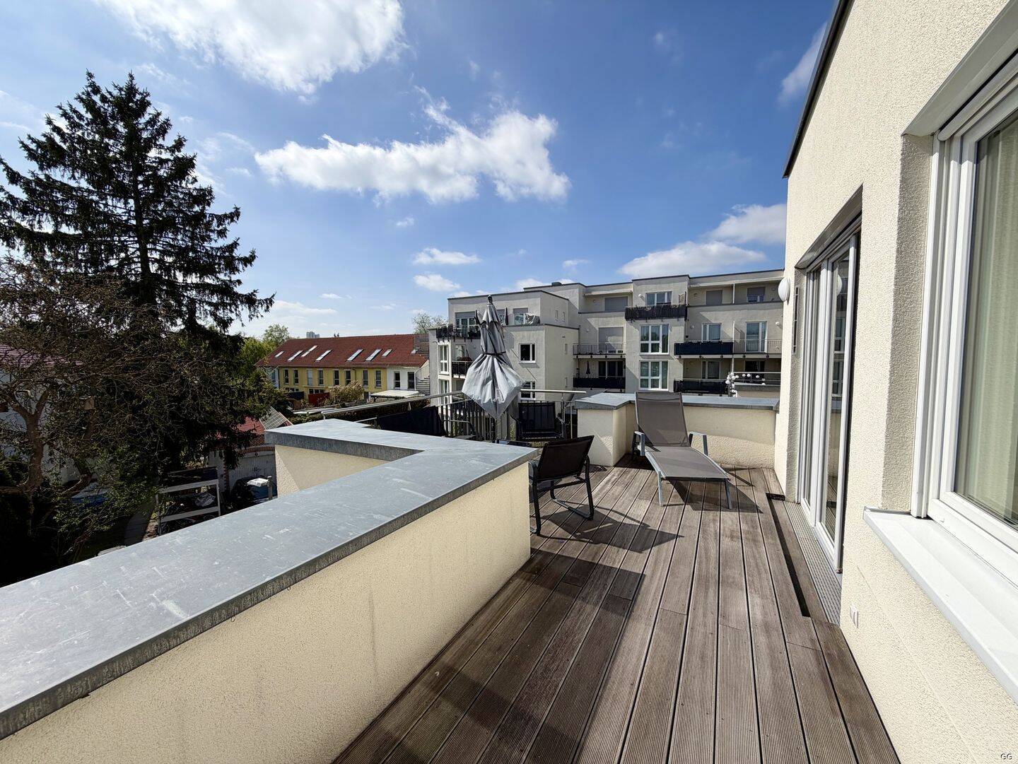 Frisch renovierte 2-Zimmer-Wohnung mit großer Dachterrasse und Außenstellplatz - Foto 1