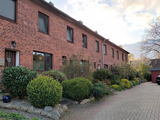 Familienfreundliches Endreihenhaus mit Kamin, Gä-WC, überdachte Terrasse, Teilkeller, kl. Garten - inkl. Stellplatz