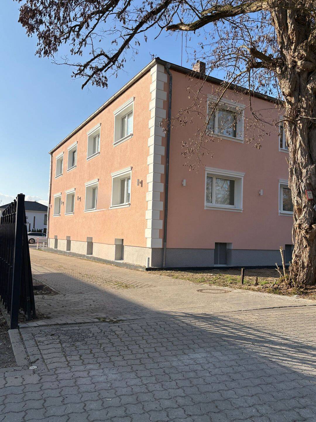 Stilvolles Wohnen nahe Wasser – modernisierte 3-Zimmer-Wohnung mit 73 m² in ruhiger Lage - Photo 1