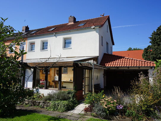 Haus für die Familie mit Einliegerwohnung und Garage auf großem Eigentumsgrundstück