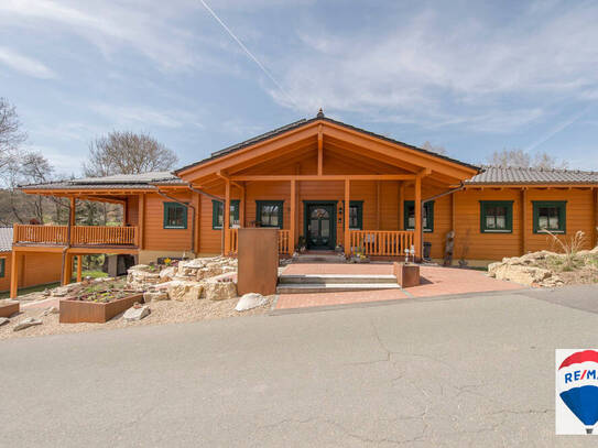 Exklusive Villa in traumhafter Naturlage - moderner Bungalow in vollmassiver Holzblockbauweise