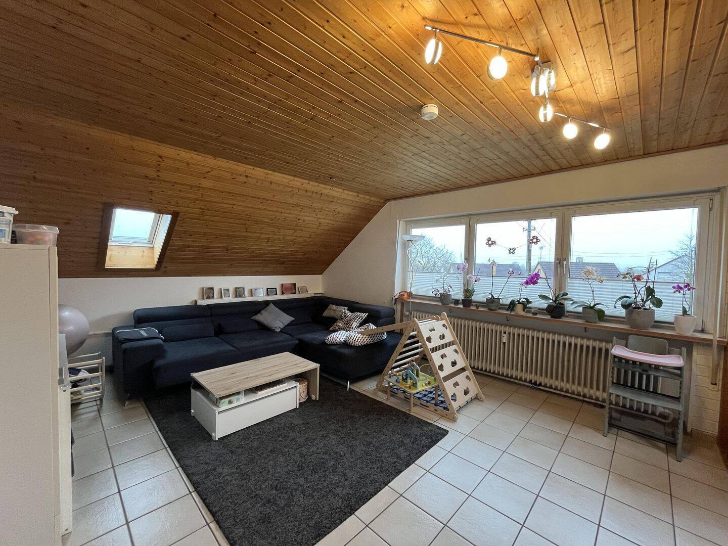                                                               Gro&szlig;z&uuml;gige Dachgeschosswohnung mit Dachloggia in ruhiger Lage                                                       in Altdorf (Landshut)