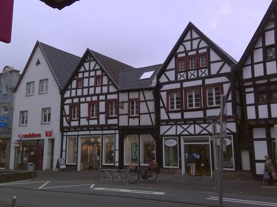 Zentral, hell, ruhig, traumhaft. Dachgeschosswohnung mit gemütlicher Dachterrasse