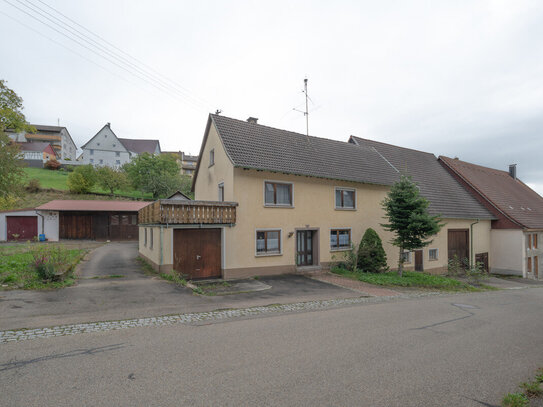 Landwirtschaftliches Anwesen mit großem Grundstück und einem Schuppen