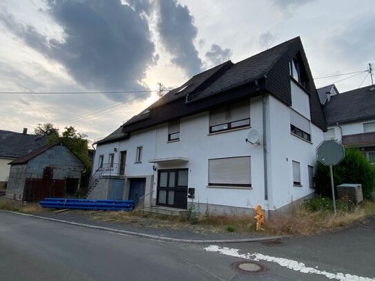 Einfamilienhaus mit altem Nebengebäude