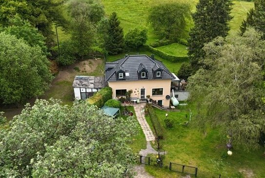 Pferdeliebhaber aufgepasst! Landhaus in Naturgebiet mit Wiese und Pferdeboxen