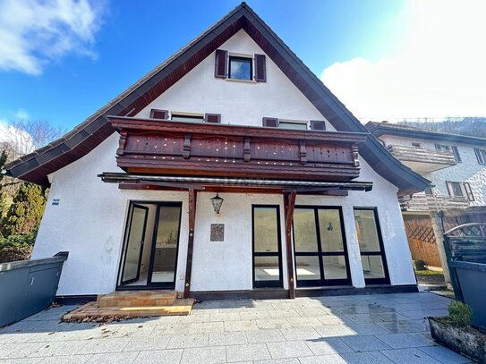 Handwerkerherzen schlagen hier höher! Haus mit viel Fläche, schönem Ausblick und 3 Garagen zum Sanieren!