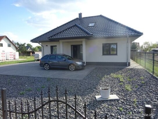 Kremmen: 10 Min S-Bhf, gepflegter, sonniger Bungalow, Baujahr. 2017, 4 Zi., ca. 130 m².