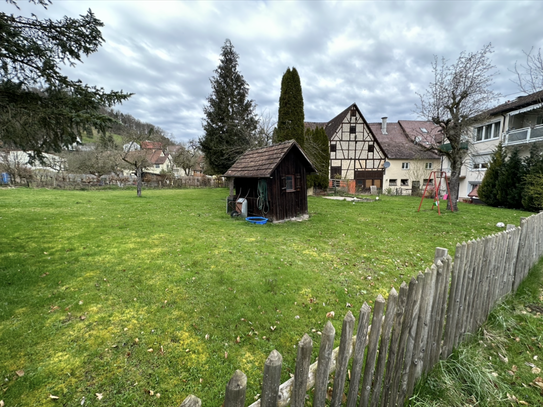 Sonnige Terrassenwohnung mit riesigem Garten in guter Lage