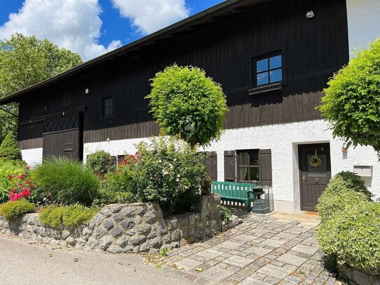 Modernisiertes Bauernhaus mit Charme: Wohnen und Arbeiten in idyllischer Umgebung