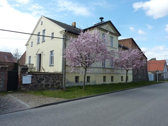 Bauernhaus und teilausgebaute Scheune