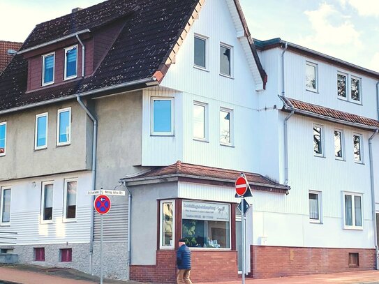 Gebäudeensemble Mehrfamilienhaus mit Wohn- und Gewerbeflächen aus der Jahrhundertwende. Beeindruckende Architektur, ver…