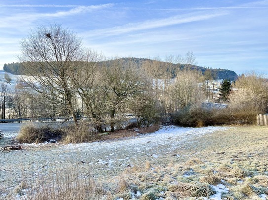 schön geschnittenes Baugrundstück mit Blick in die Natur