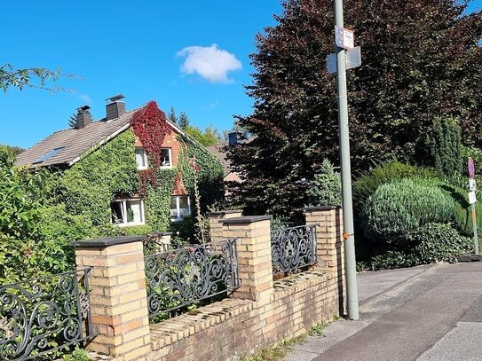 Stolberg-Zweifall: Idyllisches Einfamilienhaus mit Garage und Balkon