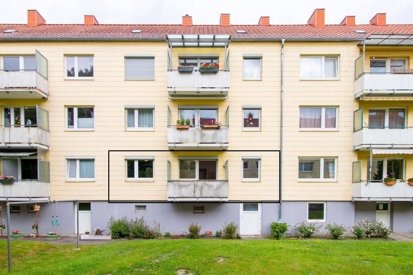 Schön geschnittene 4-Zimmer-Paterre-Wohnung mit Balkon
