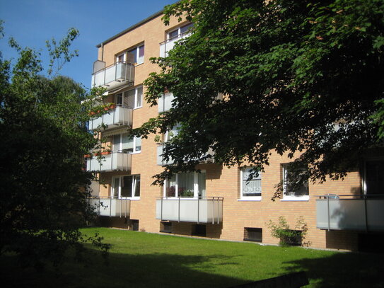 Top gepflegte 2,5 Zi. - Wohnung mit Balkon im wärmegedämmten Haus in Norderstedt-Garstedt zu vermieten !!