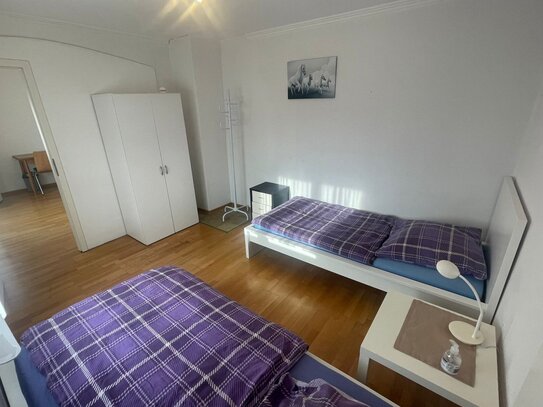 Gästezimmer, bestehend aus 2 Zimmern, mit Gästeküche, Internet, Etagendusche / WC, TV-Lounge, Waschmaschine, Trockner