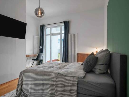 Helles und großes Zimmer in einem Co-Living-Apartment in Frankfurt