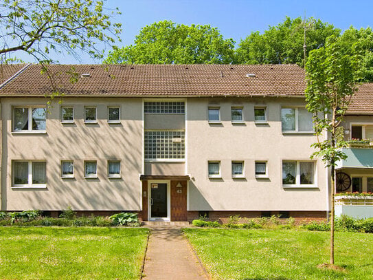 Erdgeschoss mit Balkon, 3,5 Zimmer und modernem Wannenbad