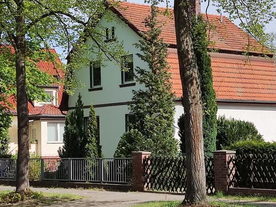 Einfamilienhaus mit 2 Wohnungen und großem Grundstück.