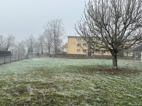 Grundstück sucht neue Besitzer für ,,EFH, RH oder DH-Bebauung"