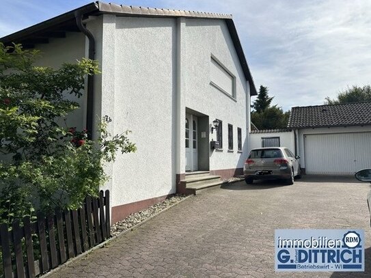 Die besondere Immobilie -- schönes Dreifamilienhaus mit Doppel-Garage