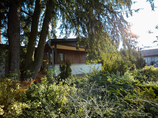 Einfamilienhaus im Bungalowstil mit grünem Garten