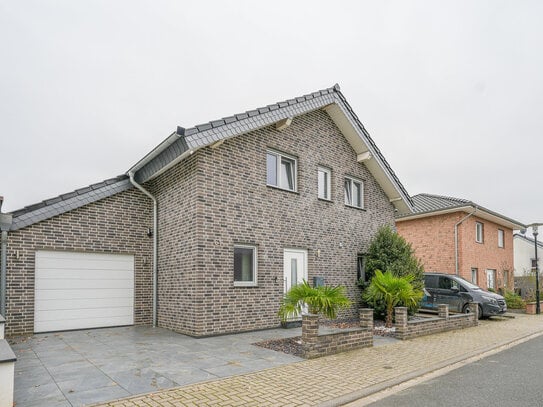 Stilvolles Einfamilienhaus auf 144m² Wohnfläche: Modernes Design, Pool, Wintergarten und Komfort pur