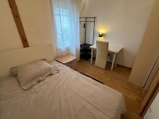 WG Zimmer mit Internet, Gästeküche, Etagendusche/Wc, Waschmaschine, Trockner, Terrasse und Gartennutzung