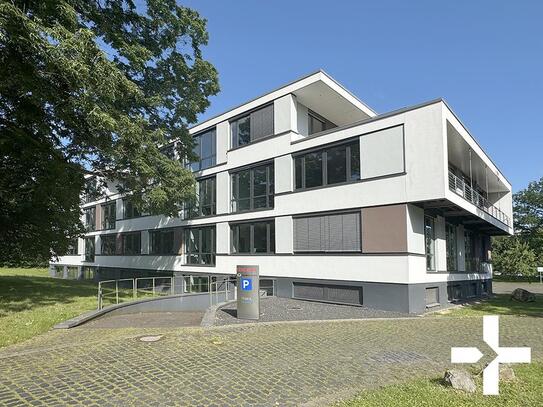 Arbeitsplatz mit Stadionblick: Modernes Open Space Büro im florierenden Nordpark